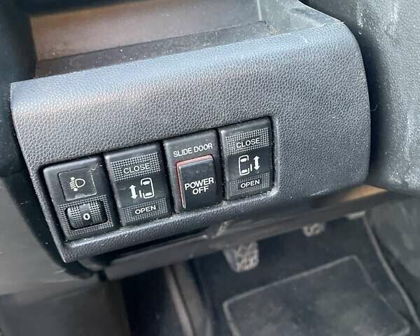 Черный Мазда 5, объемом двигателя 2 л и пробегом 325 тыс. км за 6200 $, фото 3 на Automoto.ua