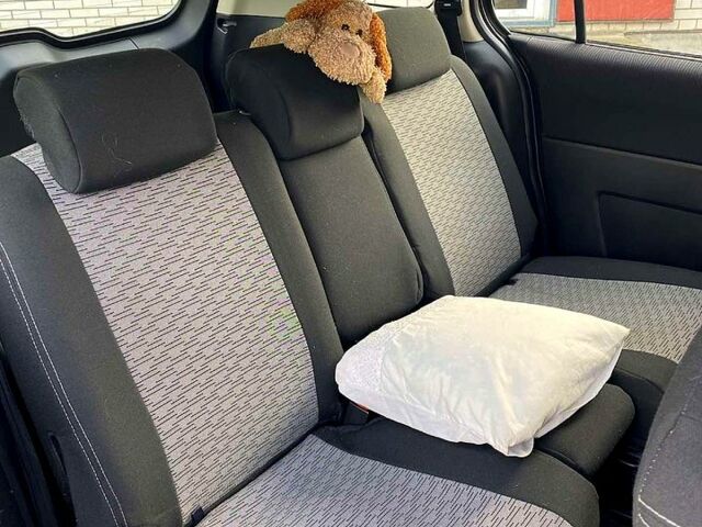 Черный Мазда 5, объемом двигателя 1.8 л и пробегом 235 тыс. км за 6000 $, фото 1 на Automoto.ua