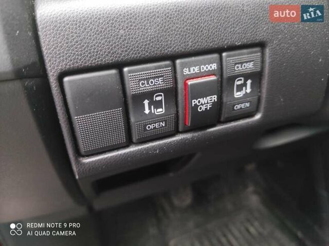 Красный Мазда 5, объемом двигателя 2 л и пробегом 220 тыс. км за 6800 $, фото 9 на Automoto.ua