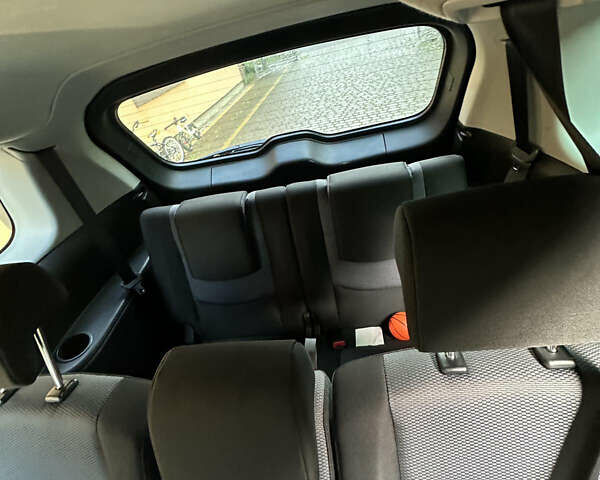 Сірий Мазда 5, об'ємом двигуна 2.01 л та пробігом 228 тис. км за 4950 $, фото 19 на Automoto.ua
