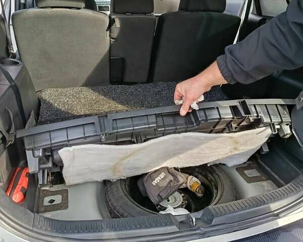 Сірий Мазда 5, об'ємом двигуна 1.8 л та пробігом 244 тис. км за 5100 $, фото 9 на Automoto.ua