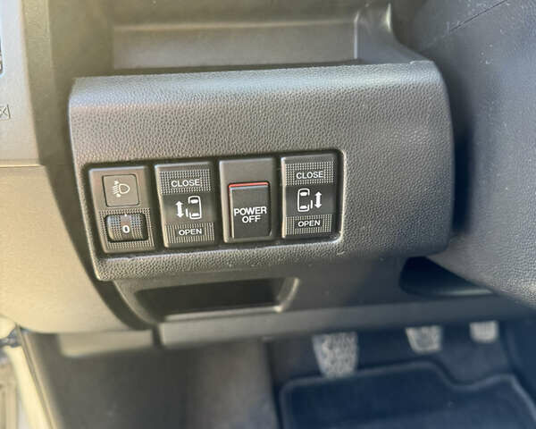 Серый Мазда 5, объемом двигателя 2 л и пробегом 177 тыс. км за 7500 $, фото 25 на Automoto.ua