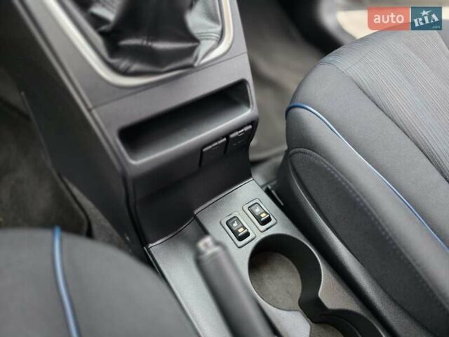 Серый Мазда 5, объемом двигателя 2 л и пробегом 280 тыс. км за 6650 $, фото 39 на Automoto.ua