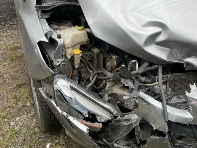 Серый Мазда 5, объемом двигателя 2.5 л и пробегом 115 тыс. км за 3450 $, фото 4 на Automoto.ua