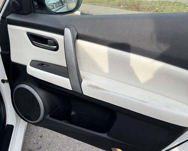 Белый Мазда 6, объемом двигателя 2 л и пробегом 317 тыс. км за 6500 $, фото 11 на Automoto.ua