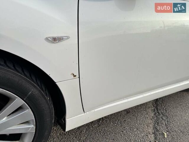 Белый Мазда 6, объемом двигателя 2 л и пробегом 317 тыс. км за 6500 $, фото 5 на Automoto.ua