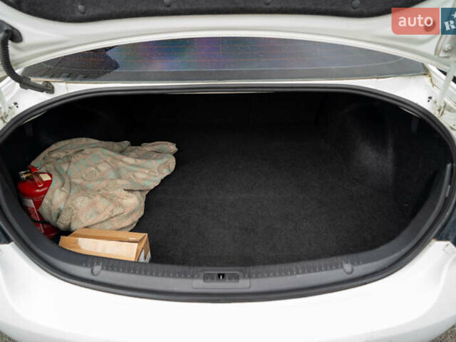 Білий Мазда 6, об'ємом двигуна 2 л та пробігом 197 тис. км за 7999 $, фото 27 на Automoto.ua