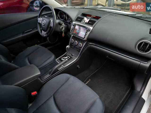 Білий Мазда 6, об'ємом двигуна 2 л та пробігом 197 тис. км за 7999 $, фото 29 на Automoto.ua