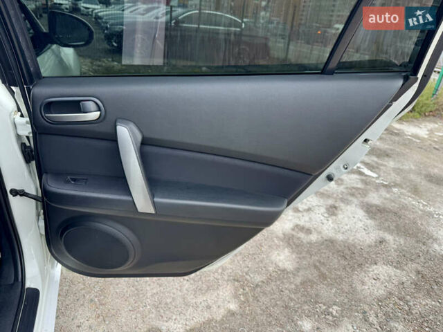Білий Мазда 6, об'ємом двигуна 2 л та пробігом 182 тис. км за 7500 $, фото 32 на Automoto.ua