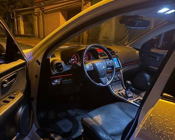 Білий Мазда 6, об'ємом двигуна 2 л та пробігом 101 тис. км за 10000 $, фото 6 на Automoto.ua