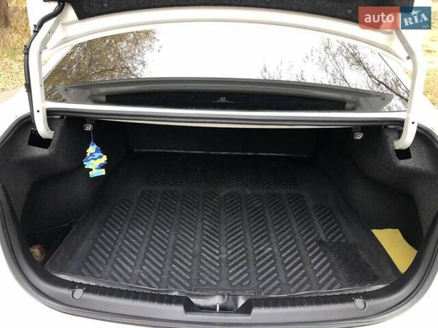 Білий Мазда 6, об'ємом двигуна 2 л та пробігом 163 тис. км за 12150 $, фото 13 на Automoto.ua