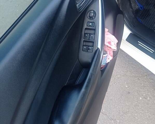 Мазда 6 2012 в Могилев-Подольском на Automoto.ua Белый Мазда 6, объемом двигателя 2.49 л и пробегом 311 тыс. км за 10800 $, фото 2 на Automoto.ua