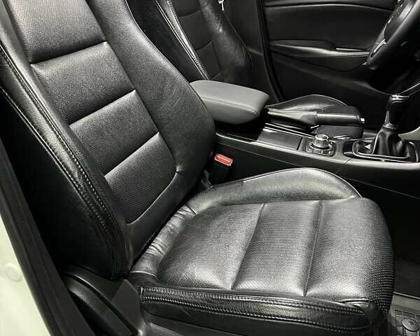 Білий Мазда 6, об'ємом двигуна 2 л та пробігом 171 тис. км за 11000 $, фото 25 на Automoto.ua