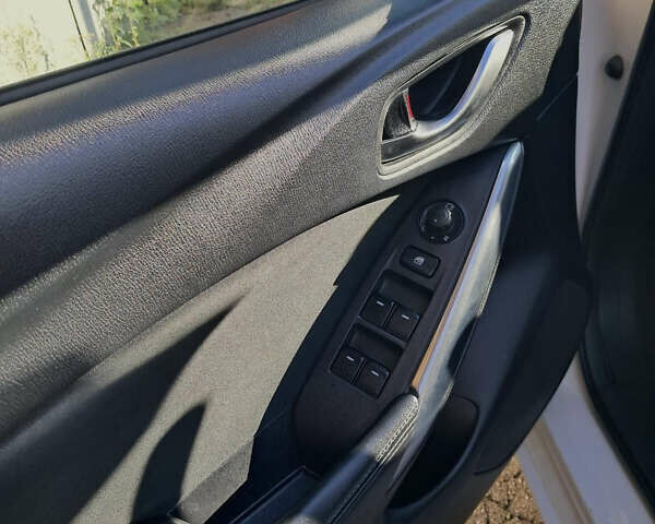 Белый Мазда 6, объемом двигателя 2 л и пробегом 176 тыс. км за 12800 $, фото 18 на Automoto.ua