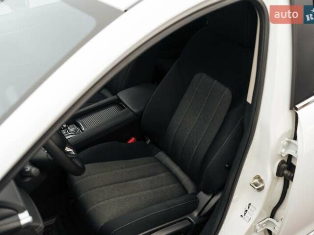 Білий Мазда 6, об'ємом двигуна 2 л та пробігом 30 тис. км за 23228 $, фото 9 на Automoto.ua