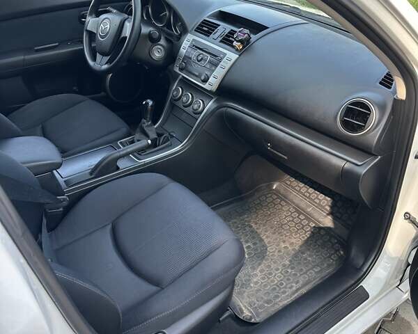 Белый Мазда 6, объемом двигателя 2 л и пробегом 252 тыс. км за 6900 $, фото 7 на Automoto.ua