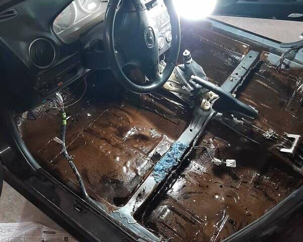 Черный Мазда 6, объемом двигателя 2 л и пробегом 268 тыс. км за 6300 $, фото 6 на Automoto.ua