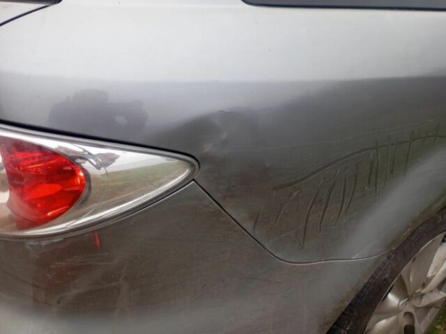 Серый Мазда 6, объемом двигателя 2 л и пробегом 296 тыс. км за 3300 $, фото 5 на Automoto.ua