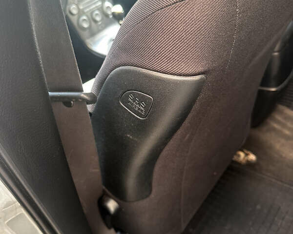 Сірий Мазда 6, об'ємом двигуна 2 л та пробігом 257 тис. км за 3950 $, фото 35 на Automoto.ua