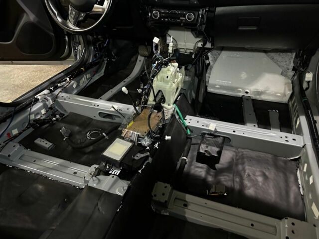 Сірий Мазда 6, об'ємом двигуна 2.2 л та пробігом 273 тис. км за 13000 $, фото 6 на Automoto.ua