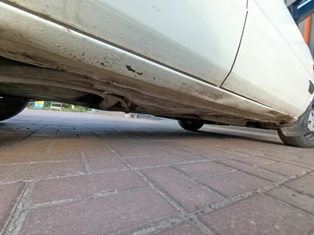 Белый Мазда 626, объемом двигателя 0 л и пробегом 400 тыс. км за 309 $, фото 4 на Automoto.ua