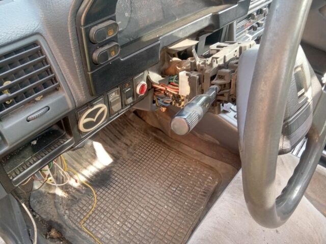 Білий Мазда 626, об'ємом двигуна 2 л та пробігом 431 тис. км за 363 $, фото 7 на Automoto.ua