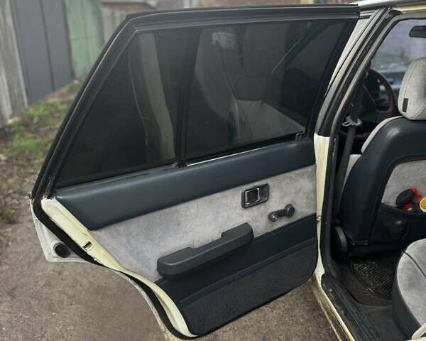 Белый Мазда 626, объемом двигателя 1.6 л и пробегом 380 тыс. км за 1300 $, фото 10 на Automoto.ua