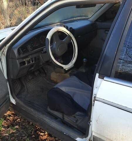 Белый Мазда 626, объемом двигателя 2 л и пробегом 330 тыс. км за 1300 $, фото 5 на Automoto.ua