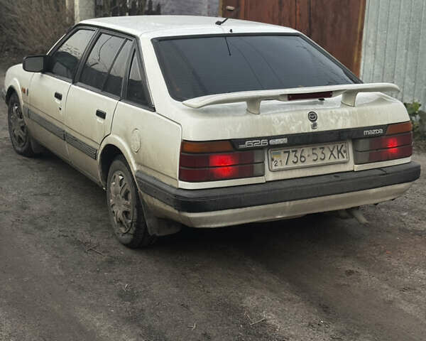 Белый Мазда 626, объемом двигателя 1.6 л и пробегом 380 тыс. км за 1300 $, фото 3 на Automoto.ua