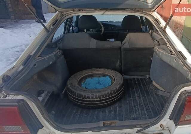 Белый Мазда 626, объемом двигателя 1.8 л и пробегом 300 тыс. км за 800 $, фото 6 на Automoto.ua