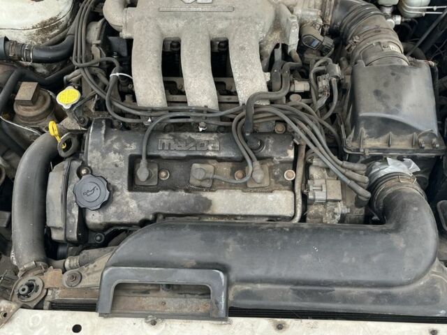 Белый Мазда 626, объемом двигателя 2.5 л и пробегом 327 тыс. км за 600 $, фото 1 на Automoto.ua