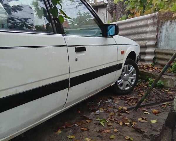 Белый Мазда 626, объемом двигателя 2 л и пробегом 344 тыс. км за 800 $, фото 4 на Automoto.ua