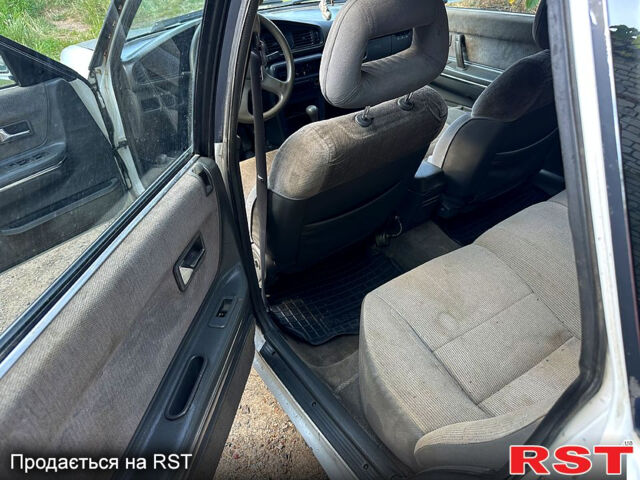 Белый Мазда 626, объемом двигателя 1.8 л и пробегом 310 тыс. км за 700 $, фото 6 на Automoto.ua