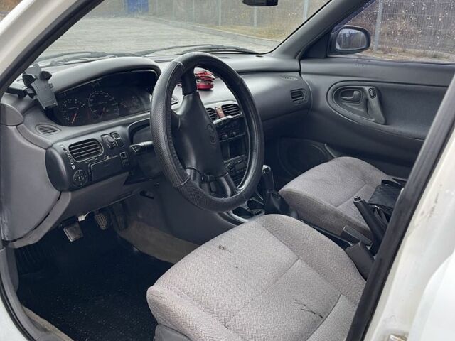 Белый Мазда 626, объемом двигателя 2 л и пробегом 300 тыс. км за 1099 $, фото 6 на Automoto.ua