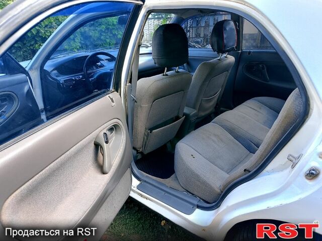 Белый Мазда 626, объемом двигателя 2 л и пробегом 315 тыс. км за 900 $, фото 5 на Automoto.ua