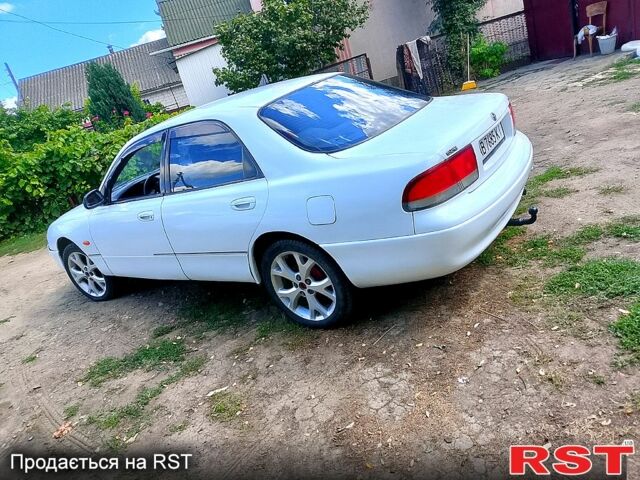 Белый Мазда 626, объемом двигателя 2 л и пробегом 315 тыс. км за 900 $, фото 2 на Automoto.ua