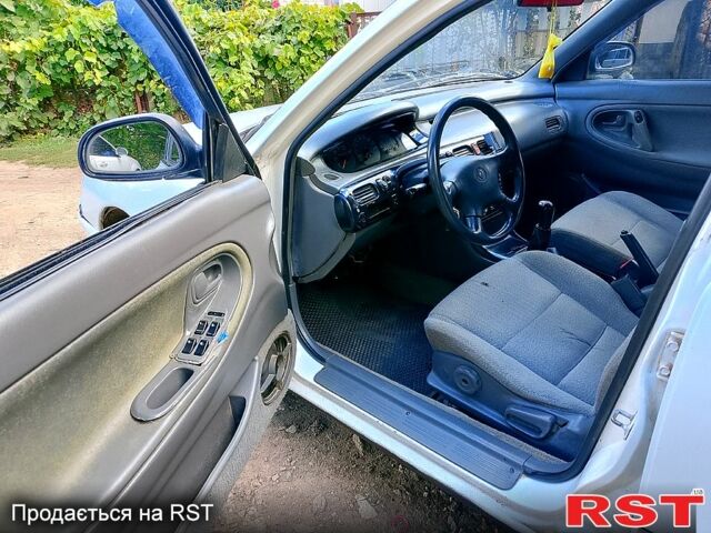 Белый Мазда 626, объемом двигателя 2 л и пробегом 315 тыс. км за 900 $, фото 4 на Automoto.ua