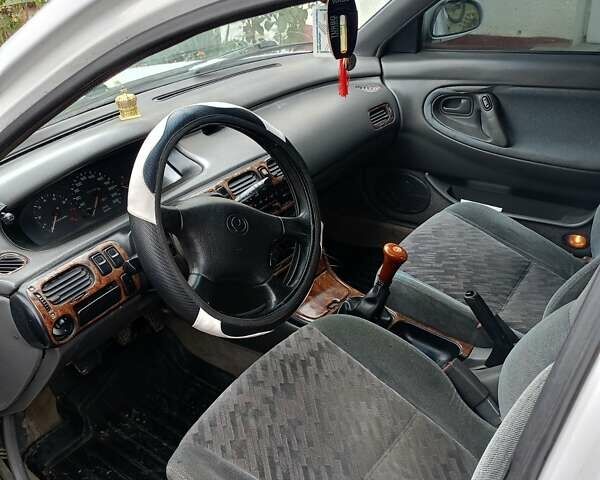 Белый Мазда 626, объемом двигателя 2.5 л и пробегом 330 тыс. км за 2300 $, фото 1 на Automoto.ua