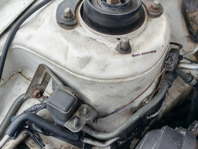 Белый Мазда 626, объемом двигателя 2 л и пробегом 300 тыс. км за 1800 $, фото 10 на Automoto.ua