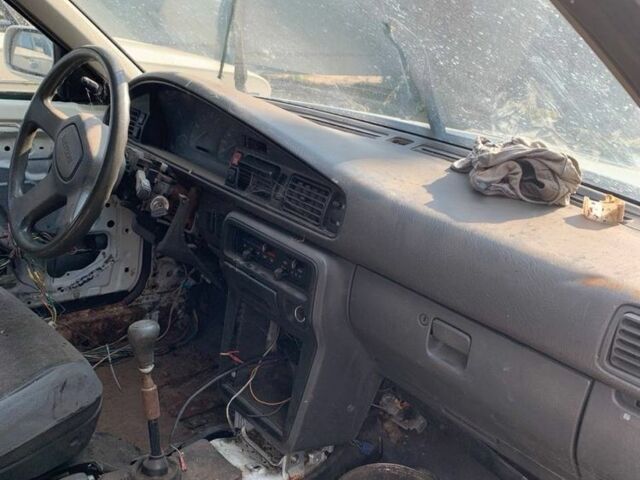 Белый Мазда 626, объемом двигателя 2 л и пробегом 300 тыс. км за 523 $, фото 5 на Automoto.ua