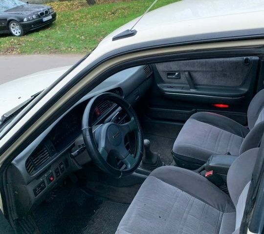 Бежевый Мазда 626, объемом двигателя 2 л и пробегом 210 тыс. км за 1800 $, фото 1 на Automoto.ua