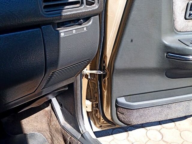 Бежевый Мазда 626, объемом двигателя 2 л и пробегом 500 тыс. км за 1150 $, фото 4 на Automoto.ua