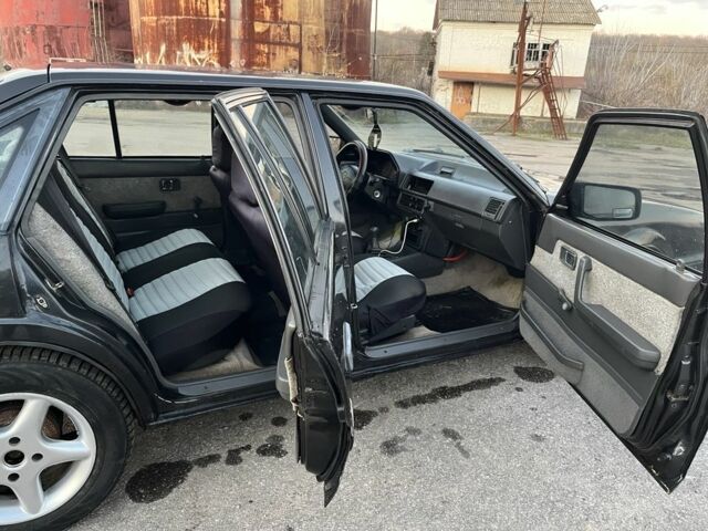 Черный Мазда 626, объемом двигателя 2 л и пробегом 420 тыс. км за 1300 $, фото 5 на Automoto.ua