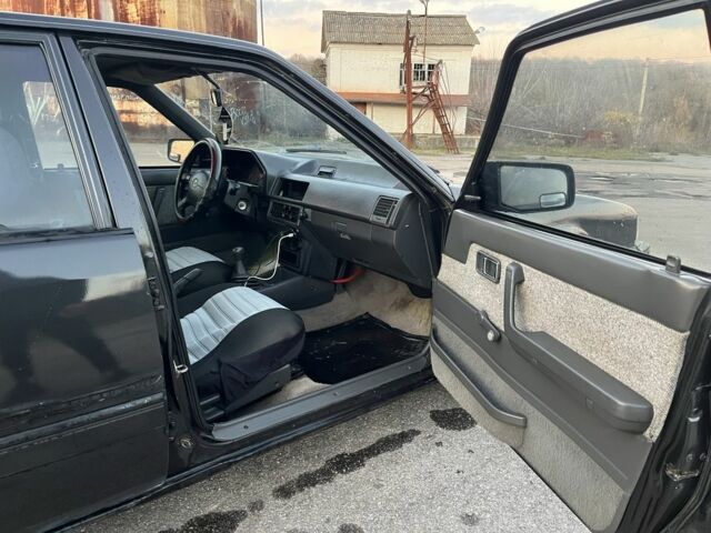 Черный Мазда 626, объемом двигателя 2 л и пробегом 420 тыс. км за 1300 $, фото 4 на Automoto.ua