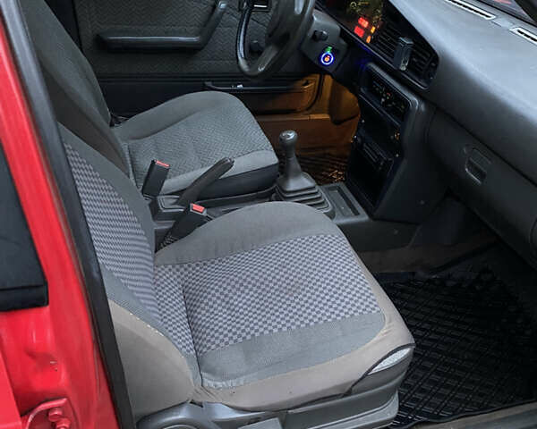 Красный Мазда 626, объемом двигателя 1.8 л и пробегом 324 тыс. км за 1650 $, фото 4 на Automoto.ua