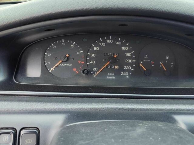 Красный Мазда 626, объемом двигателя 1.8 л и пробегом 400 тыс. км за 800 $, фото 2 на Automoto.ua