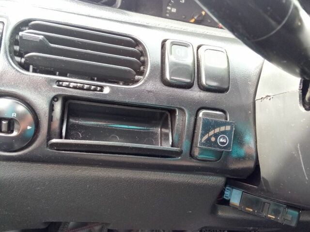 Красный Мазда 626, объемом двигателя 1.8 л и пробегом 327 тыс. км за 1300 $, фото 2 на Automoto.ua