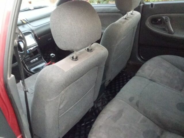 Красный Мазда 626, объемом двигателя 1.8 л и пробегом 327 тыс. км за 1300 $, фото 5 на Automoto.ua