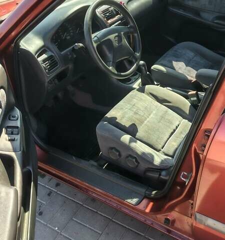 Красный Мазда 626, объемом двигателя 1.8 л и пробегом 340 тыс. км за 2200 $, фото 1 на Automoto.ua