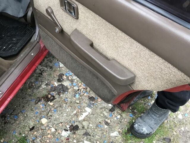 Красный Мазда 626, объемом двигателя 2 л и пробегом 999 тыс. км за 700 $, фото 2 на Automoto.ua